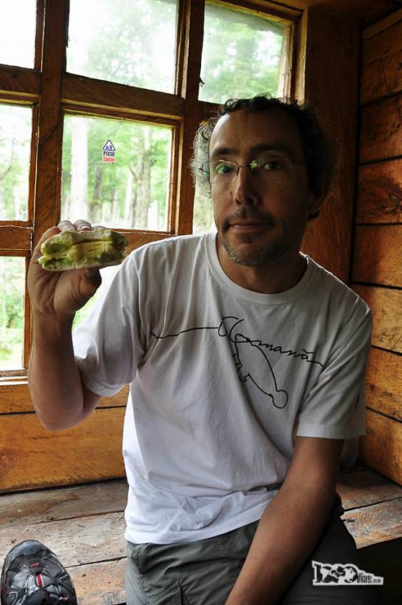 Lanche para recuperar as energias, no refúgio Puesto Rivera, na trilha para o Glaciar do Rio Mosco, região de Villa O'Higgins, no sul do Chile